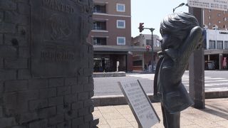 銀河鉄道９９９と宇宙戦艦ヤマトのブロンズ像が並ぶ