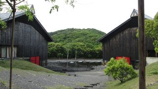 綺麗な建物に展示コーナー