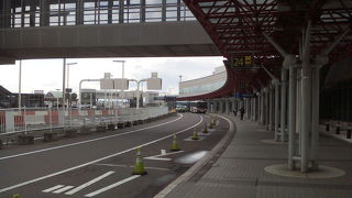 盛り沢山の施設を有した空港です