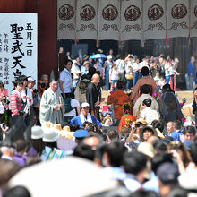 練り行列が大仏殿に入ります。