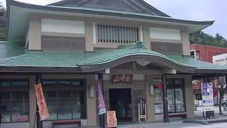 女湯と隣り合わせの施設です