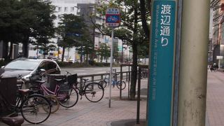 地下には有名な天神地下街が通っています