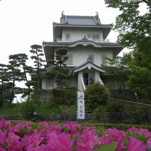 立派な天守閣は三階建て