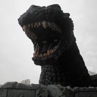 ロビー横のテラスには、ゴジラの頭が…