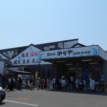 左は浜焼きの行列。店内２階まで続いてます。