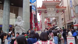 南京町三宮側にある門