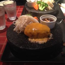 ハンバーグ１５０ｇにチーズをトッピング