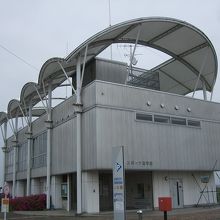 敷地内の「北川辺スポーツ遊学館」