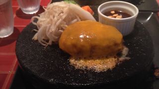 溶岩石で焼く　国産黒毛和牛のハンバーグ