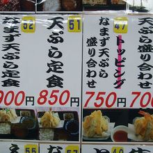 うどん、そば、各種定食があります