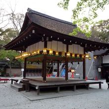 女性の参拝客が多い