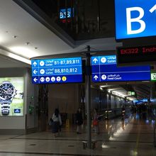 B13ゲート近くに無料シャワーがあります。