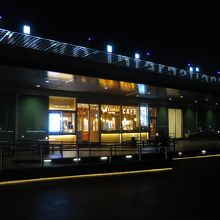 こんなカフェでまったりするのも良さそうですが…