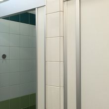 B13ゲート近くの無料シャワーです。