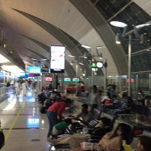 無料シャワーから少し先に成田行が出るB11ゲートがあります。