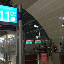 無料シャワーから少し先に成田行が出るB11ゲートがあります。