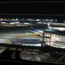 夜の空港、良い雰囲気です