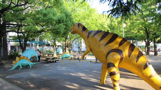 大きな怪獣の遊具がある品川の公園