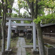 元は薩摩藩の抱屋敷に祀られていた品川の稲荷神社