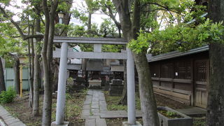 元は薩摩藩の抱屋敷に祀られていた品川の稲荷神社