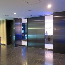 エスカレーターでラウンジに到着です