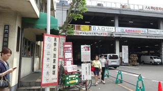 場内はターレ優先です。