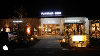 ご当地ビールとポークをいただく。