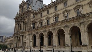 ルーブル宮殿で。