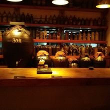 泡盛の甕が並びます