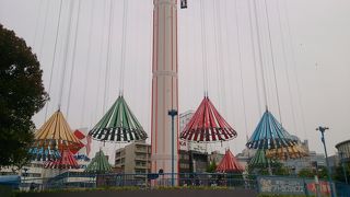 絶叫系アトラクションのお客さんの声が響いています