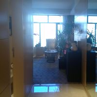 エグゼクティブスイート　入口からの動線　左に二個目のトイレ