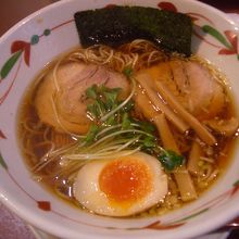2度目の訪問　醤油ラーメン　生姜の風味は無し！細麺！旨し