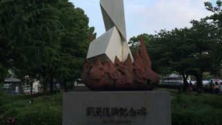 川沿いにあります