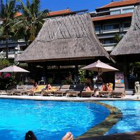 プールサイドより