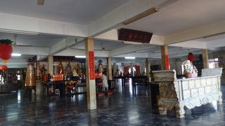 通りの両側に寺院があってこの付近はお寺エリア。