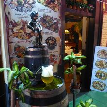 参考)ビールを注ぎ込んでいる小僧