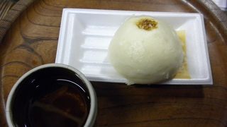 おばちゃんの笑顔にも似た優しいお味の「とうふまんじゅう」