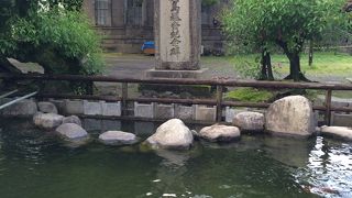 古そうな記念碑