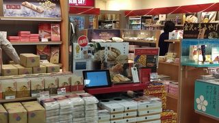 空港内の土産物店です。