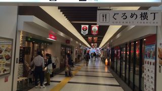 綺麗な通路に店が連なる