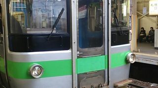 札幌～千歳間と南千歳～苫小牧間では列車の運行本数に格段に違いがあります