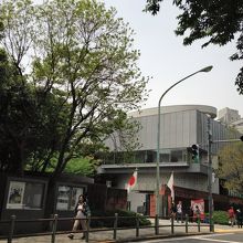 反対側には、美術の建屋や美術館がある