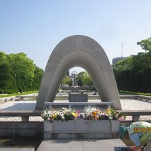 遠くに原爆ドームが