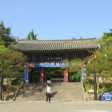 入り口、夕方に近くて、混雑していません。