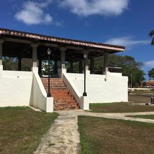 白い壁が印象的