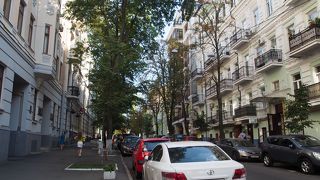 アンドレイ教会から聖ミハイル修道院まで続く通り