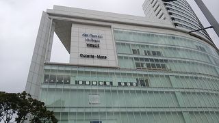 開店が午前11時と遅く、店内の照明が暗め