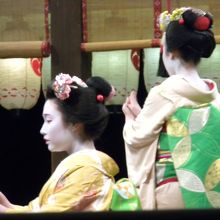八坂神社での舞妓さんの奉納の舞