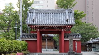 朱色の山門が特徴の南品川のお寺