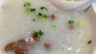 行列必至、でも並ぶ価値あるお粥の店